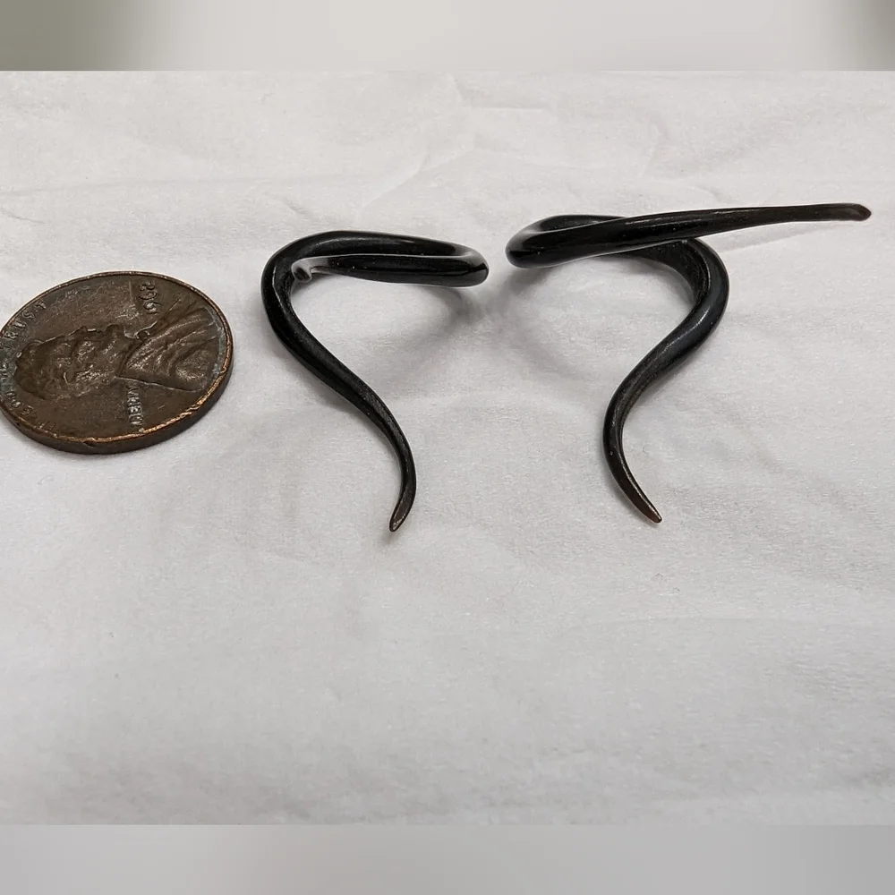 8g 1 pair of Black Bone 8(g) gauge earrings Barb shaped Hand Carved